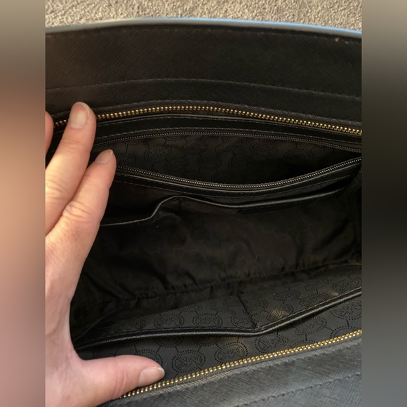 MK medium black/white bag fairly new. It is super cute and you can mix and match - Picture 4 of 8